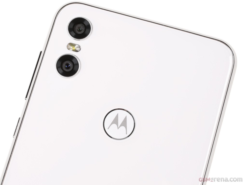 Motorola One (P30 Play) hands-on photo 13