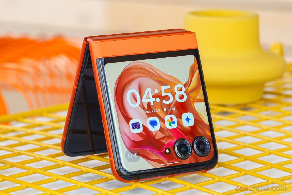 Motorola Razr 50 hands-on photo 4