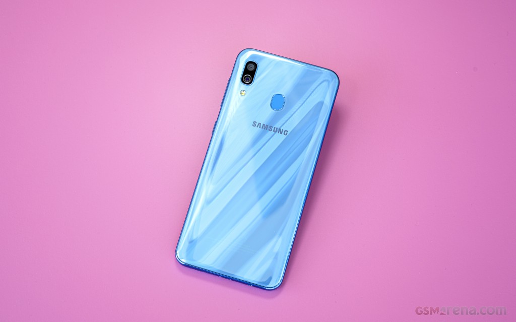 Samsung Galaxy A30 hands-on photo 2