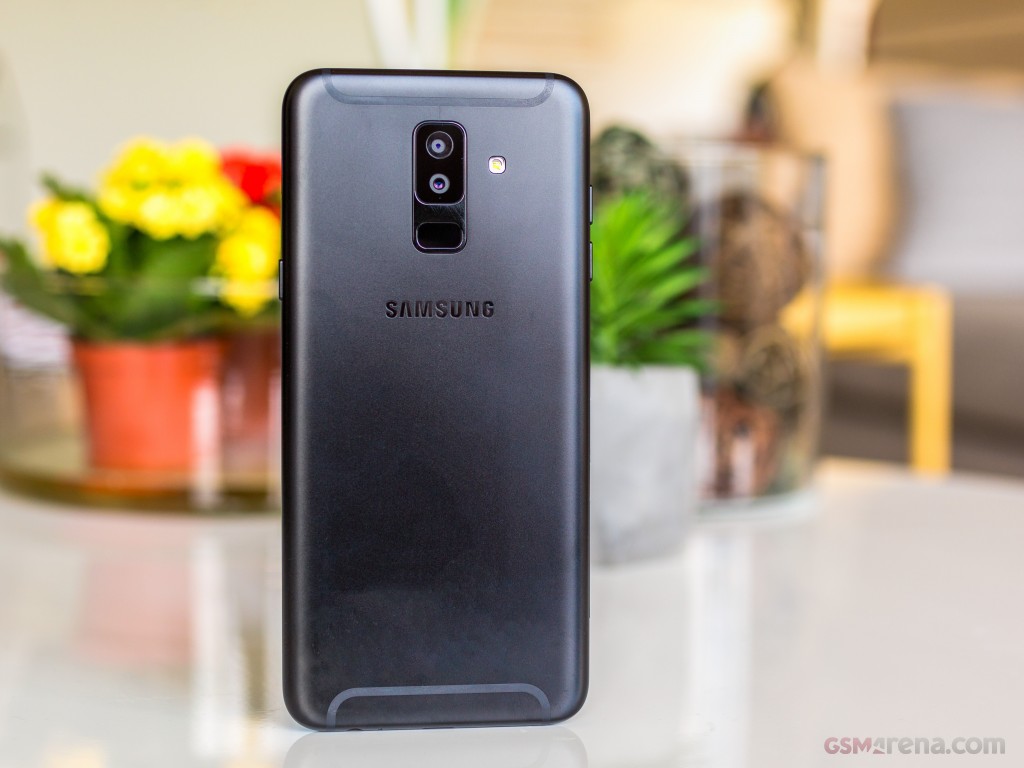 Samsung Galaxy A6+ (2018) hands-on photo 3
