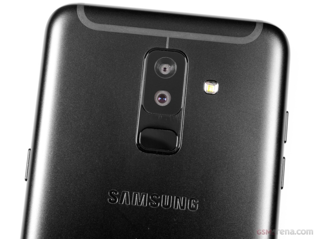 Samsung Galaxy A6+ (2018) hands-on photo 12