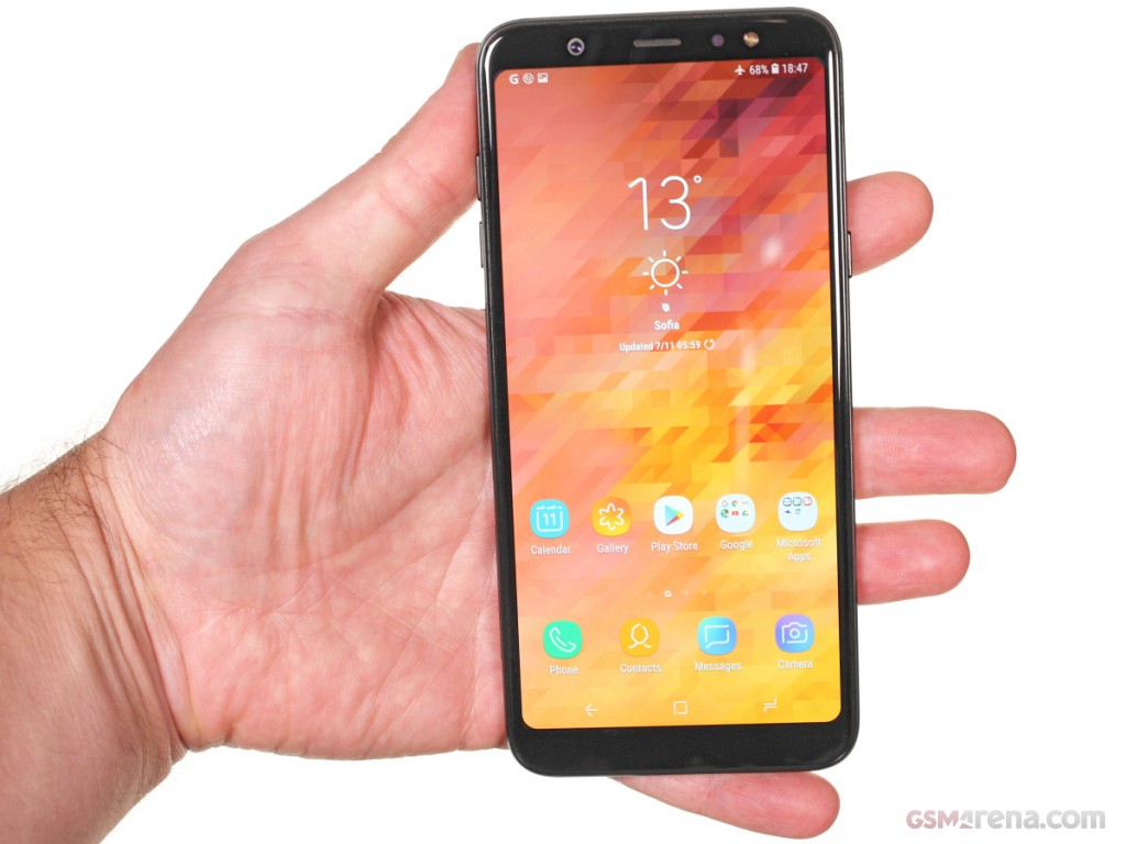 Samsung Galaxy A6+ (2018) hands-on photo 13