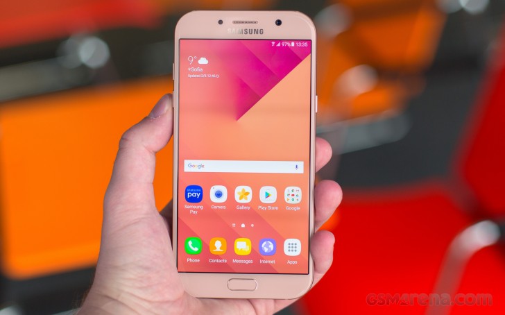 Samsung Galaxy A7 (2017) hands-on photo 1