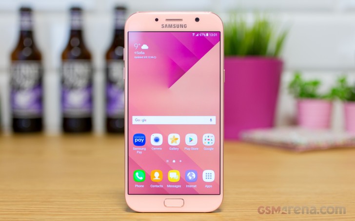 Samsung Galaxy A7 (2017) hands-on photo 2