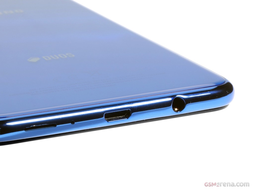 Samsung Galaxy A7 (2018) hands-on photo 13