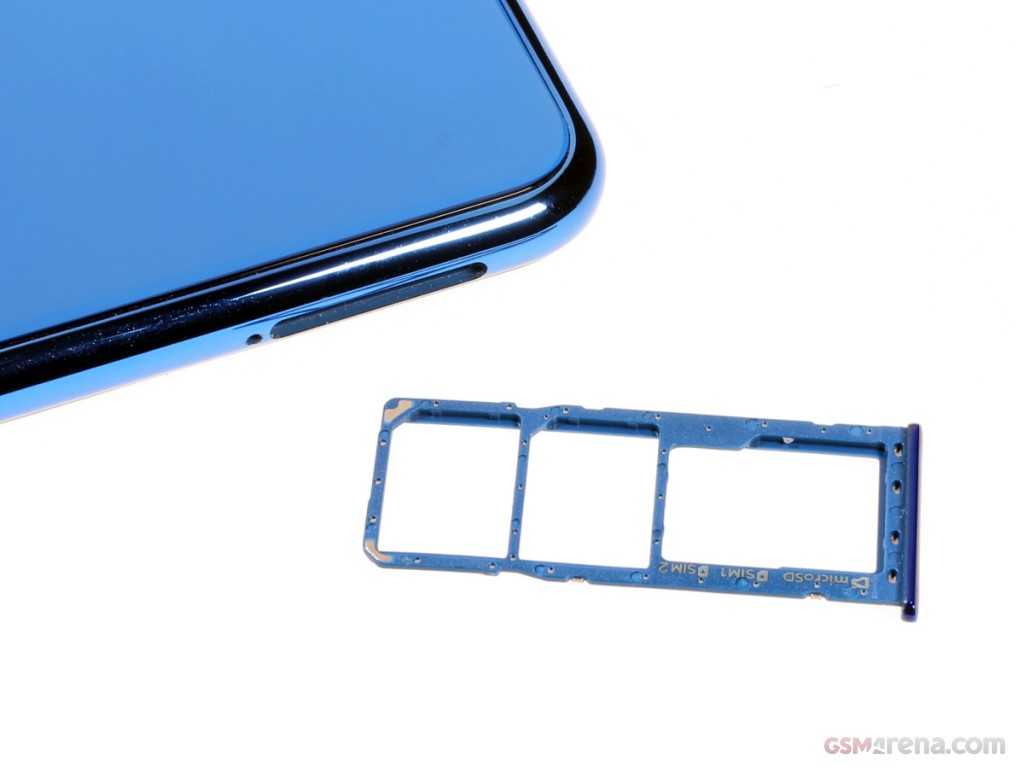 Samsung Galaxy A7 (2018) hands-on photo 14