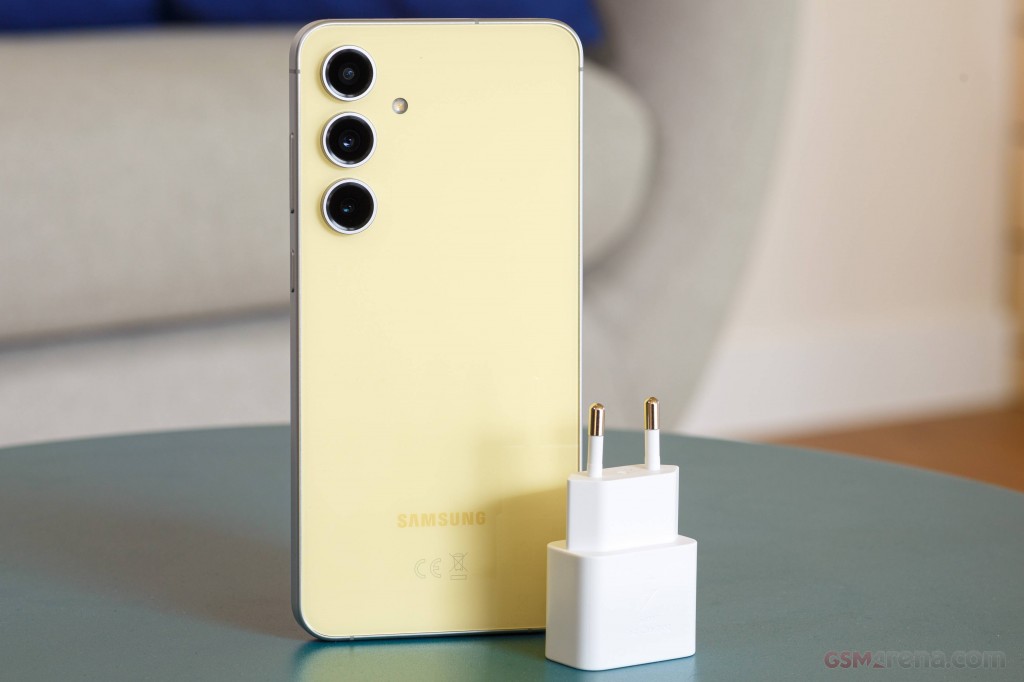 Samsung Galaxy S24 FE hands-on photo 2