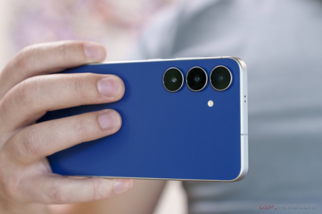 Samsung Galaxy S25 FE hands-on photo 11