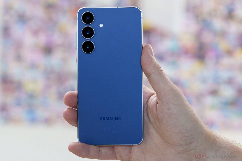 Samsung Galaxy S25 FE hands-on photo 13