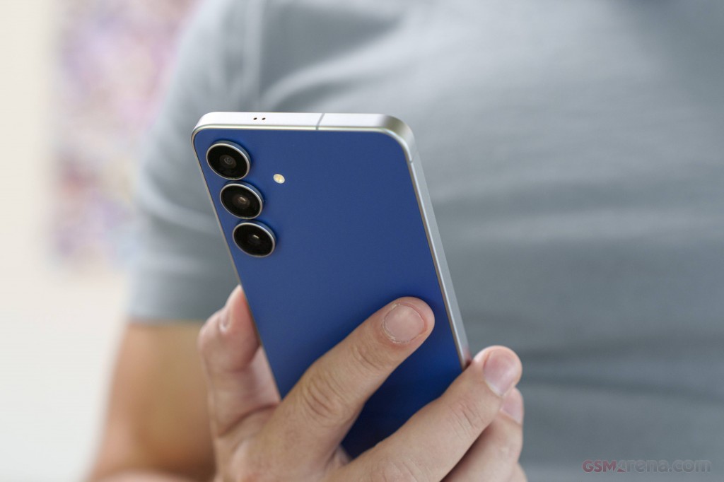 Samsung Galaxy S25 FE hands-on photo 14