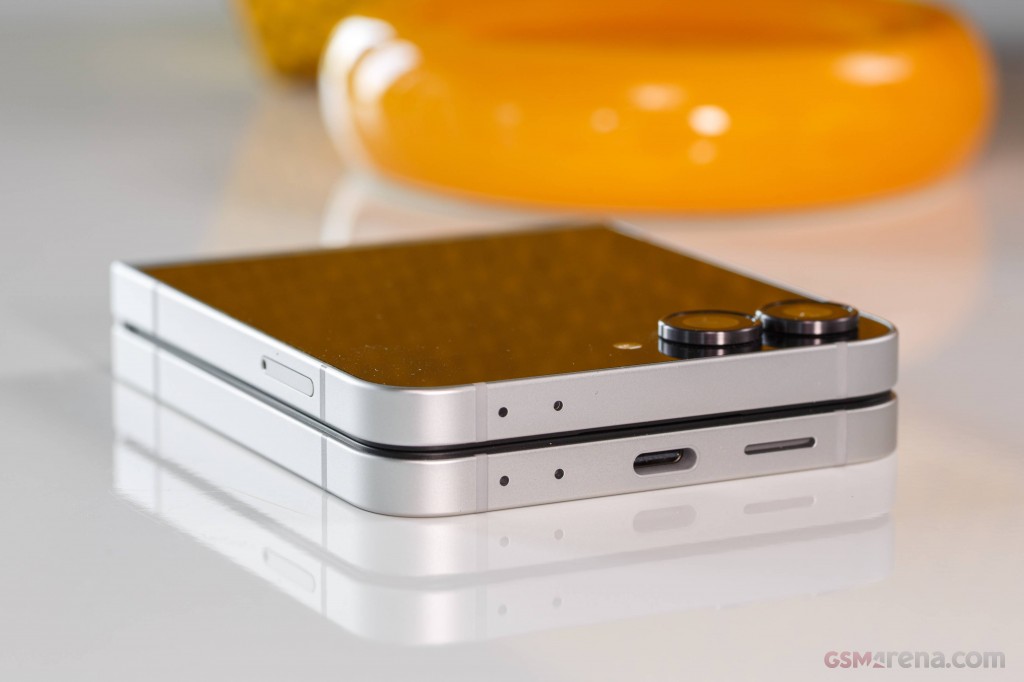 Samsung Galaxy Z Flip7 FE hands-on photo 13
