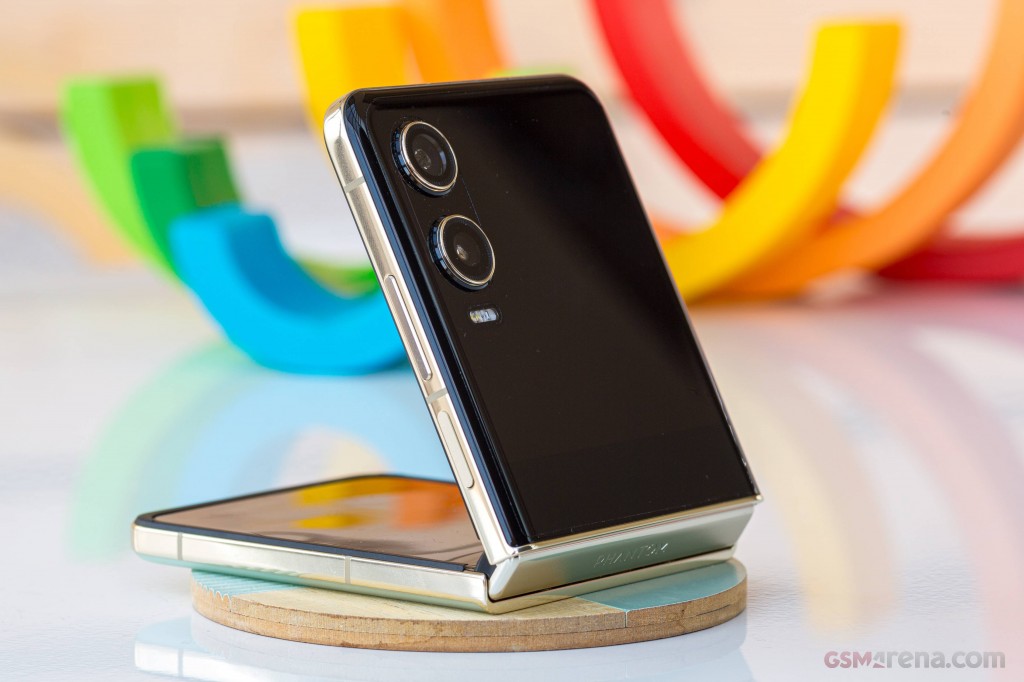 Tecno Phantom V Flip2 hands-on photo 3