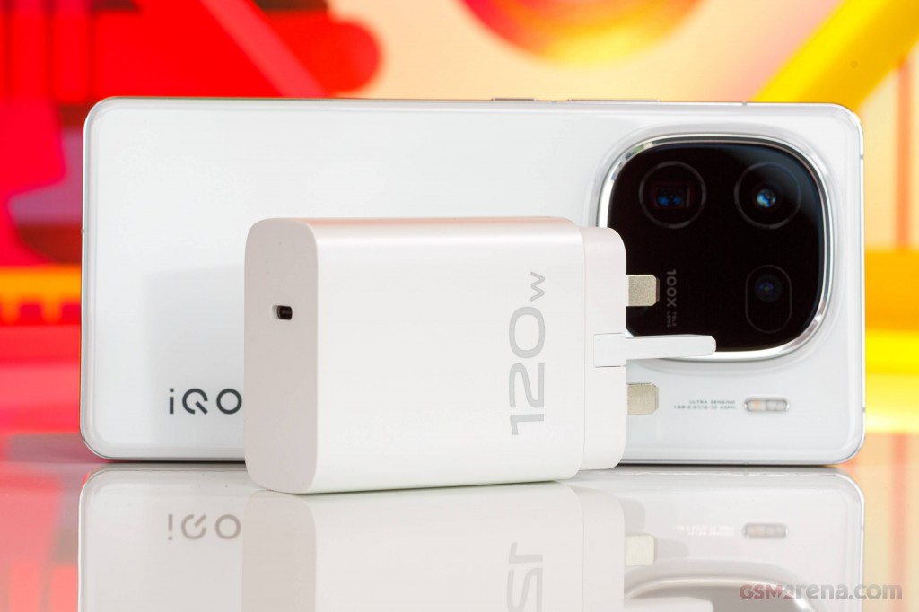 vivo iQOO 12 hands-on photo 2