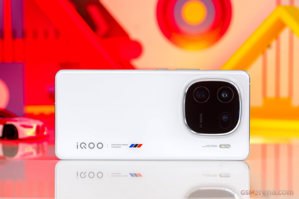 vivo iQOO 12 hands-on photo 3