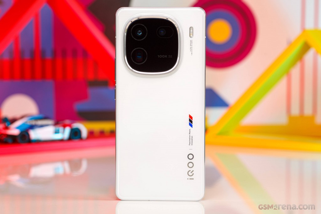 vivo iQOO 12 hands-on photo 4