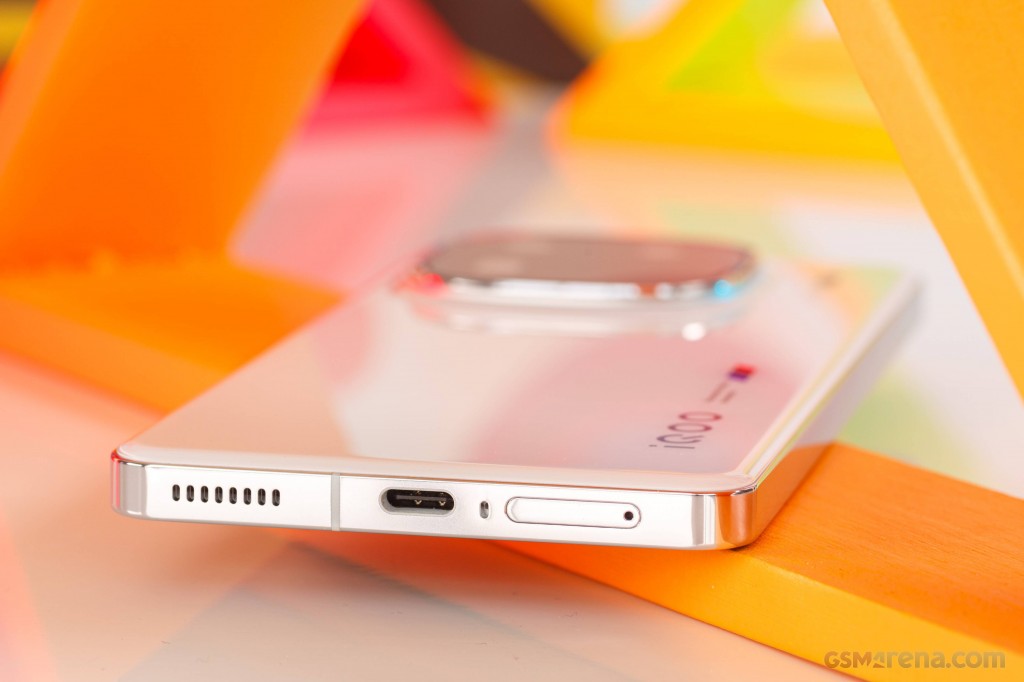 vivo iQOO 12 hands-on photo 13
