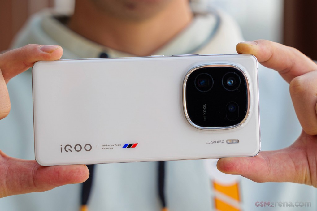 vivo iQOO 12 hands-on photo 15