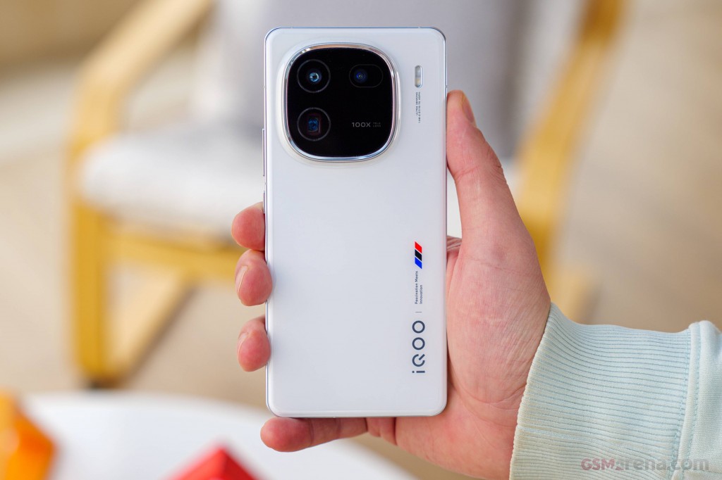 vivo iQOO 12 hands-on photo 18