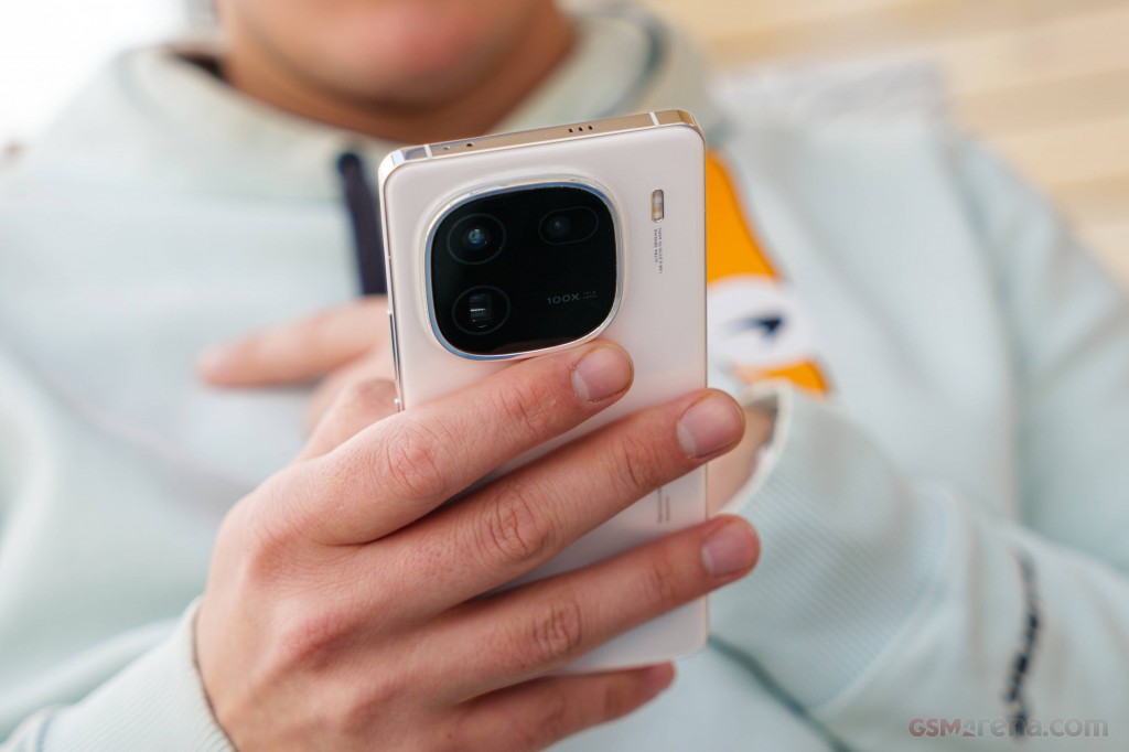 vivo iQOO 12 hands-on photo 29