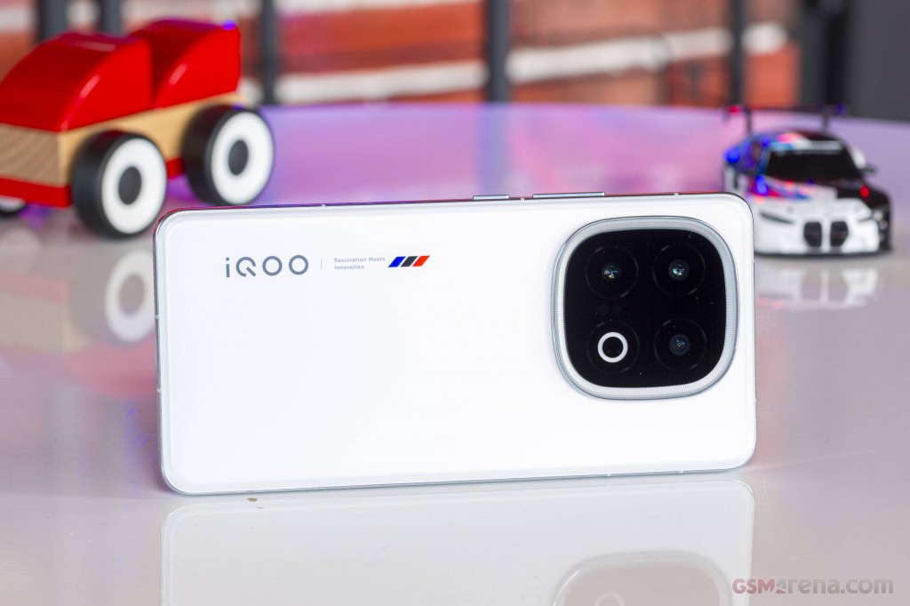vivo iQOO 13 hands-on photo 2