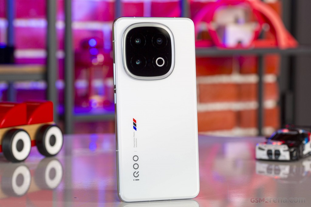 vivo iQOO 13 hands-on photo 4