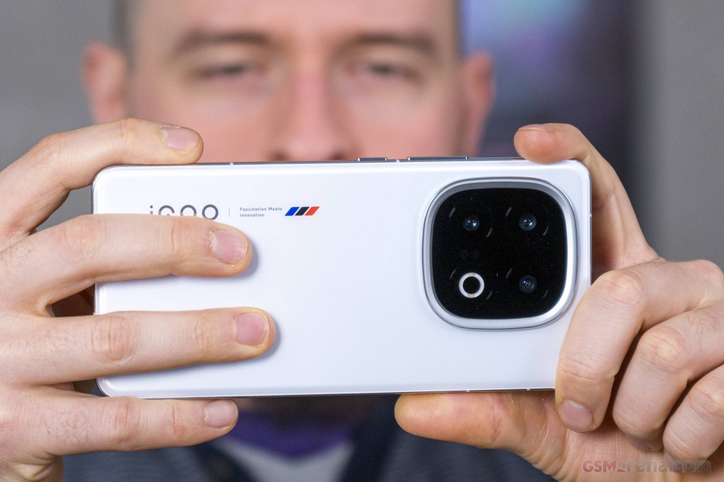 vivo iQOO 13 hands-on photo 8