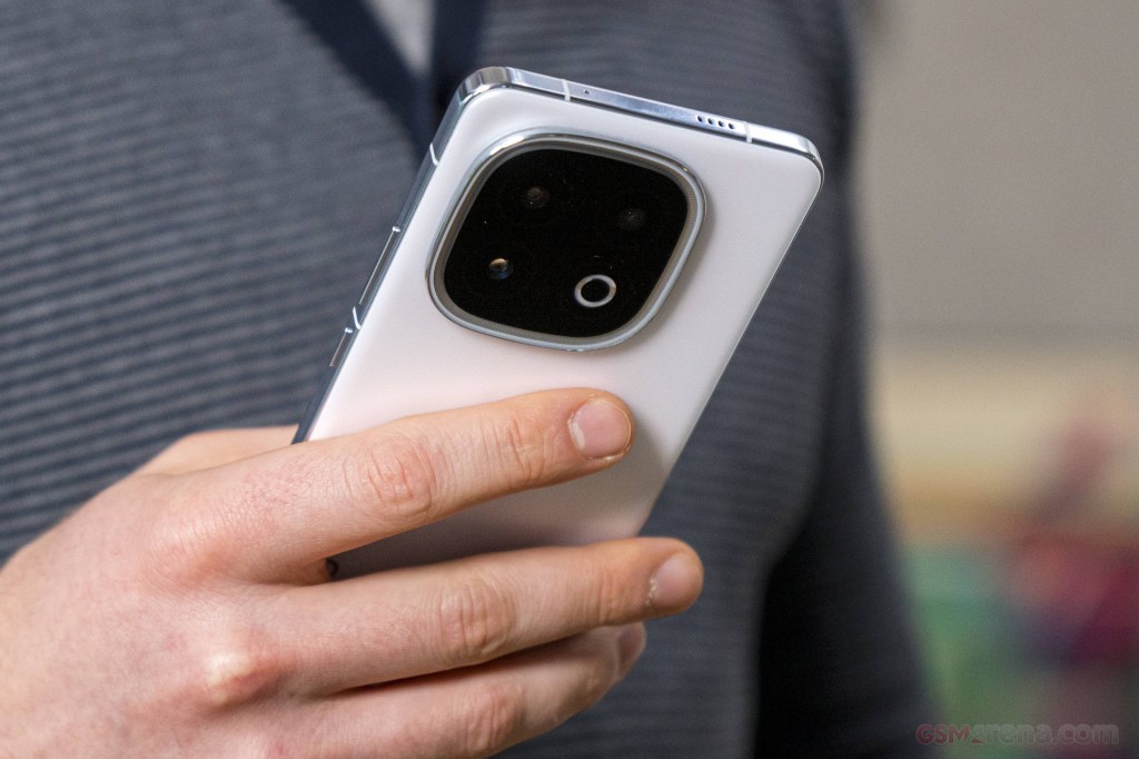 vivo iQOO 13 hands-on photo 18