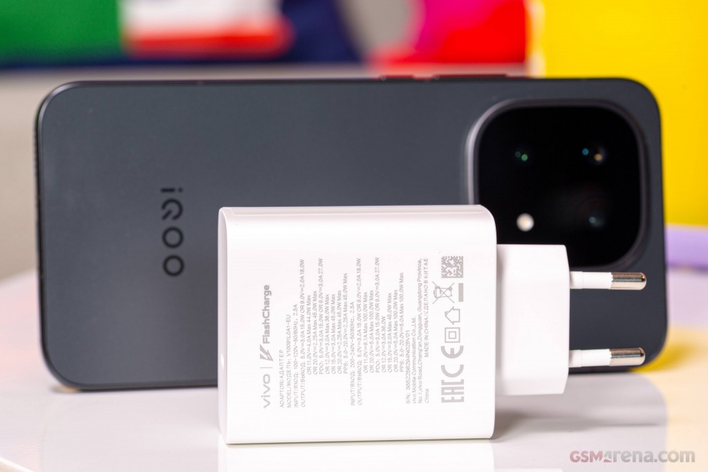 vivo iQOO 15 hands-on photo 2