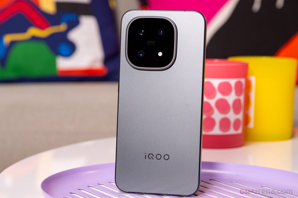 vivo iQOO 15 hands-on photo 7