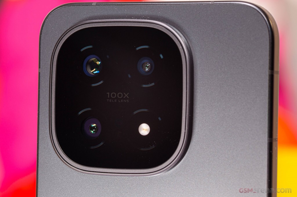 vivo iQOO 15 hands-on photo 8