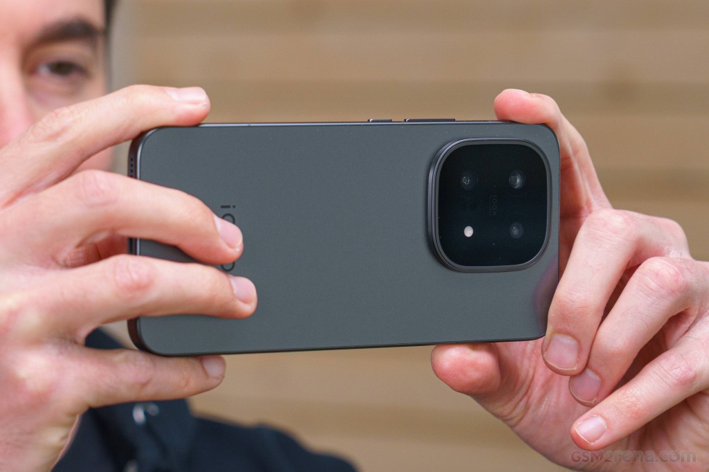 vivo iQOO 15 hands-on photo 10