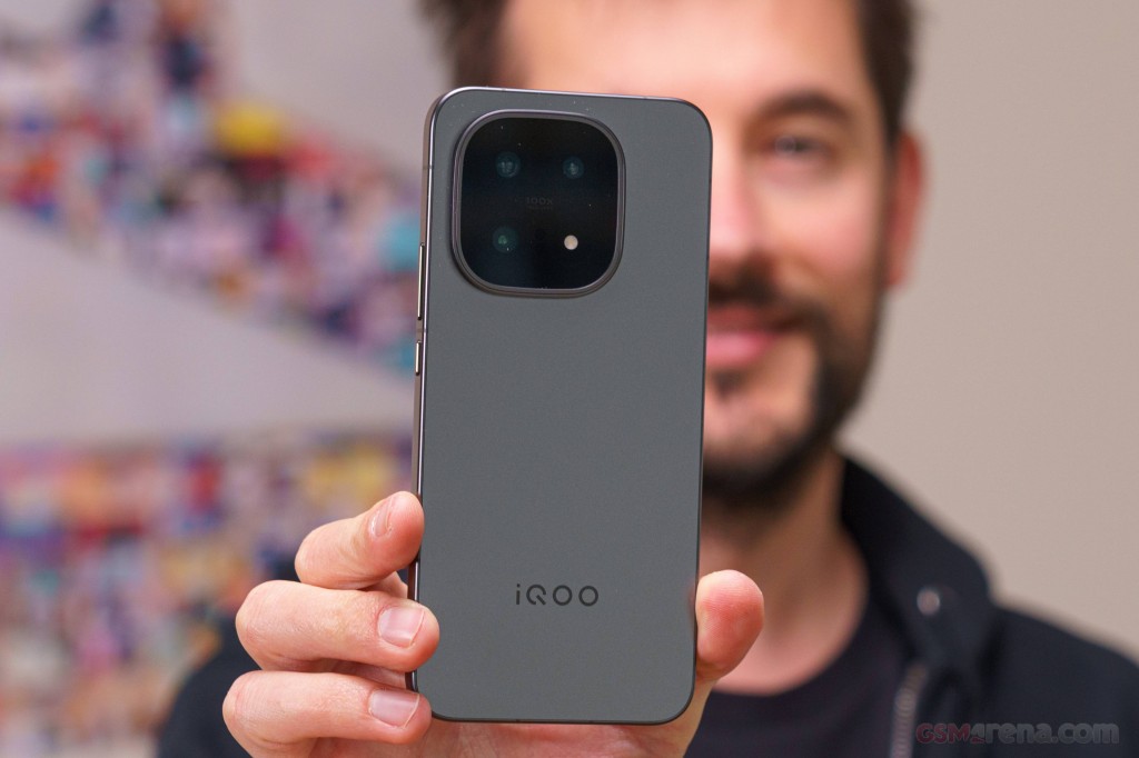 vivo iQOO 15 hands-on photo 11