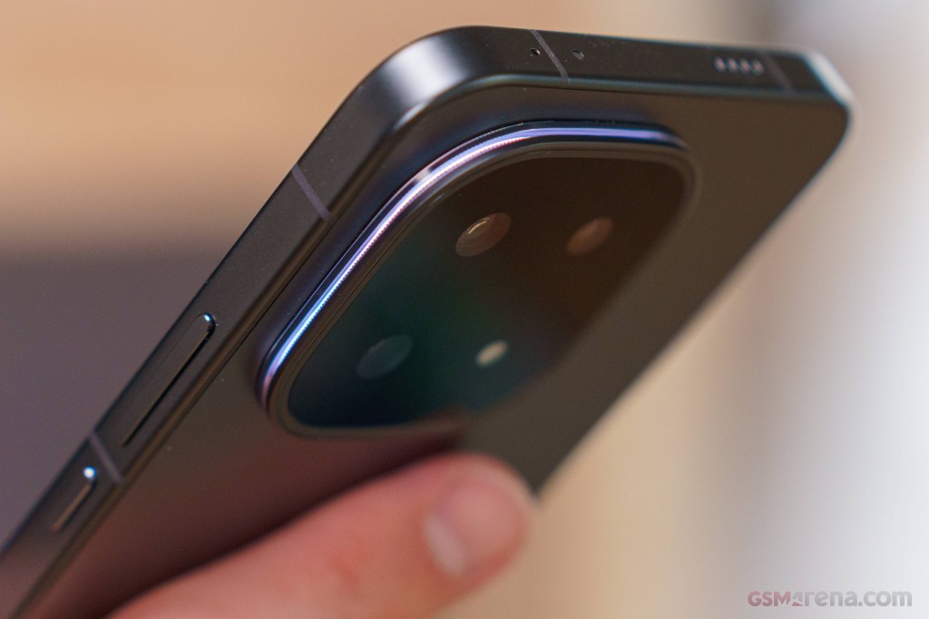 vivo iQOO 15 hands-on photo 13