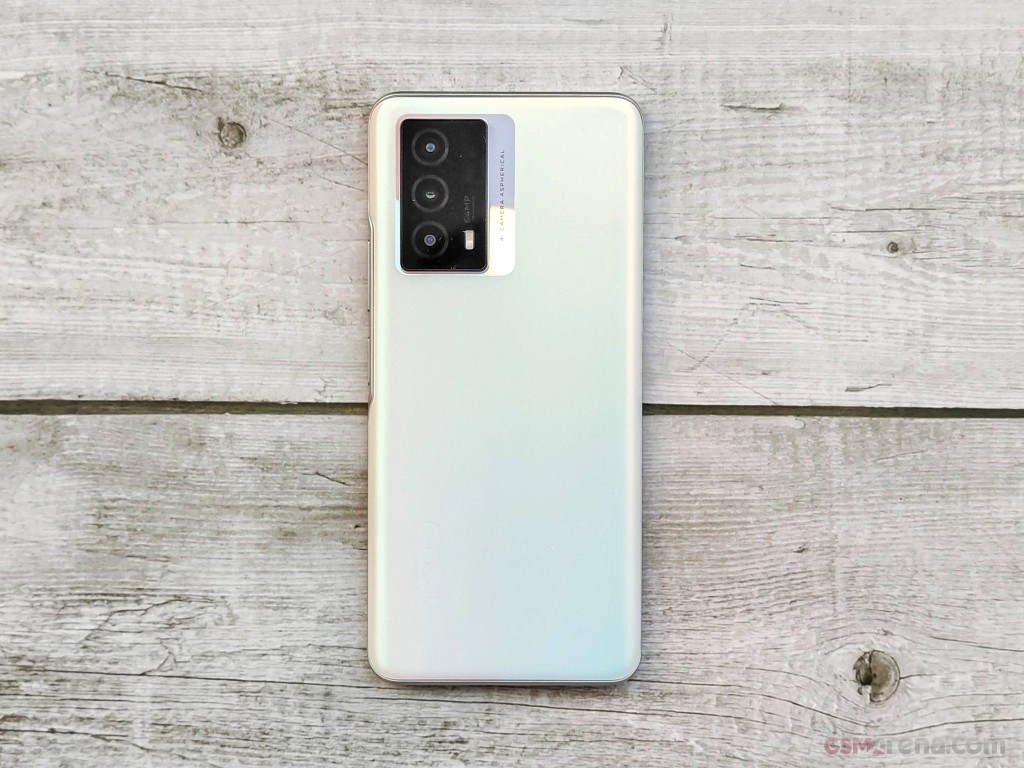 vivo iQOO Z5 hands-on photo 3