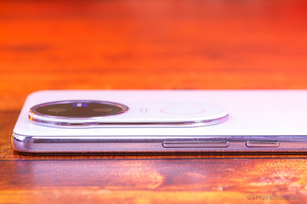 vivo V50 hands-on photo 13