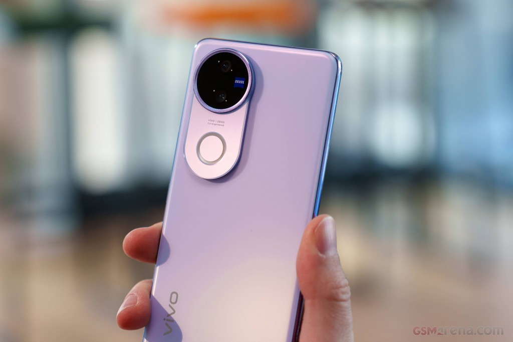 vivo V50 hands-on photo 30