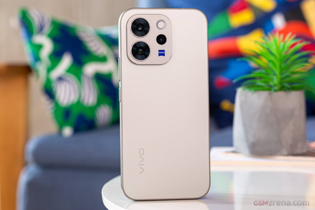 vivo V70 hands-on photo 3