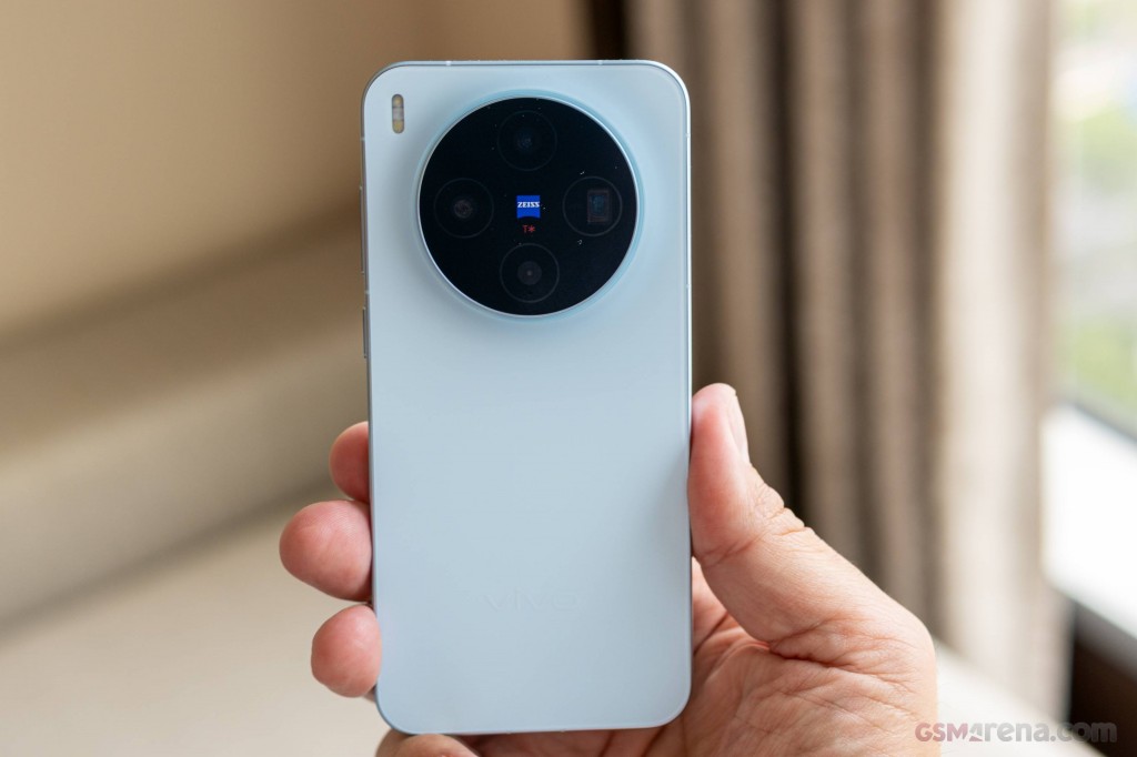 vivo X300 hands-on photo 2