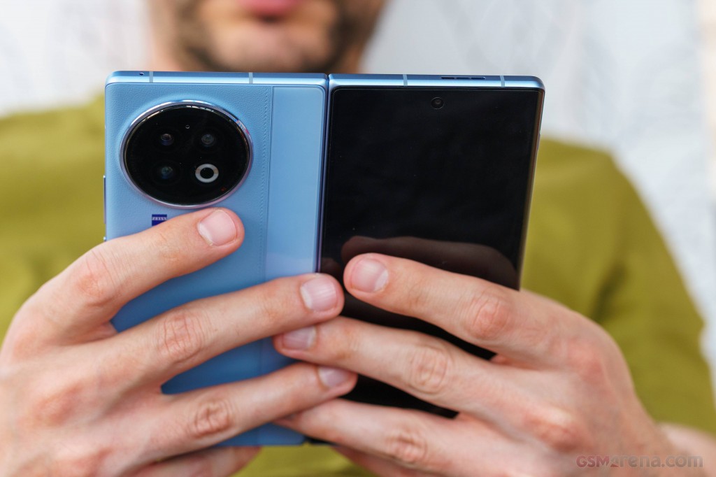 vivo X Fold2 hands-on photo 17