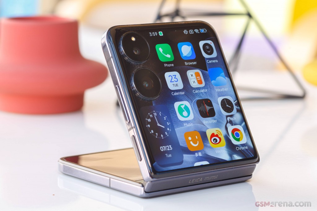 Xiaomi Mix Flip hands-on photo 3