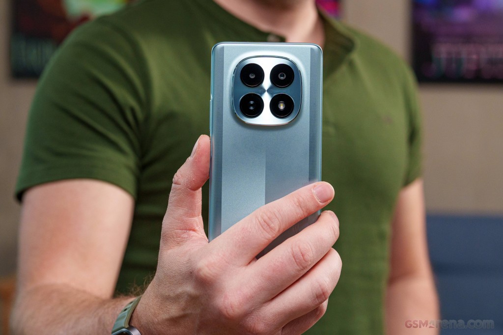 Xiaomi Poco M8 hands-on photo 13